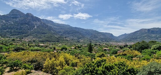 valley Surrounded by orchards of fruit trees and orange trees, we find the town of Sóller with its historic center of narrow cobbled streets, full of elegant modernist mansions and traditional Mallorc