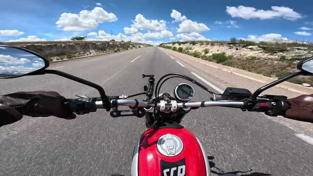Conduciendo en motocicleta por la carretera, vista del piloto.