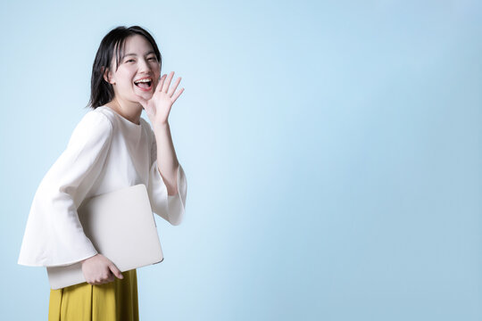 背景が爽やかなブルーグリーンの女性のイメージ　　応援や呼ぶポーズ