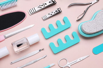 Set of pedicure tools on pink background, flat lay - obrazy, fototapety, plakaty