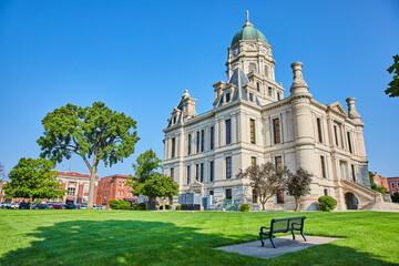 Obraz premium Whitley County Courthouse with bench on slab in green lawn