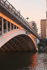 夕日を浴びるアーチ橋