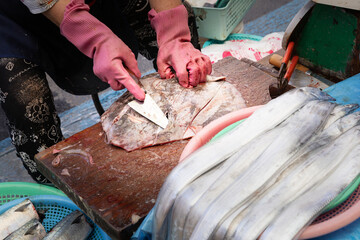 韓国　済州島　西帰浦オルレ市場で売られる海鮮タチウオ