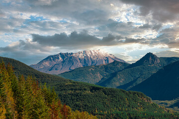 2023-10-18 MT ST HELENS FROM THE MT ST HELENS LEARNING CENTER WITH A BEAUTIFUL SKY AND TREES