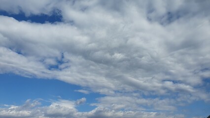 청명한 가을 하늘의 구름