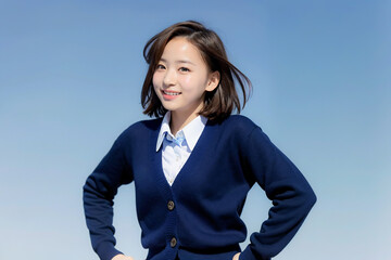 青空をバックに健康的に微笑む女子高生