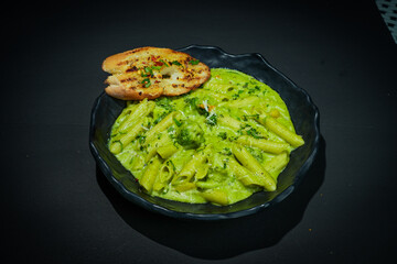 Pesto Pasta green with garlic bread