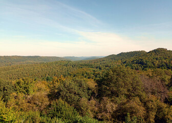Fototapeta premium Blick von der Burgruine Lemberg in Rheinland-Pfalz in Richtung Pfälzerwald und Wasgau. Aussicht vom Premiumwanderweg Lemberger Graf-Heinrich-Weg. 