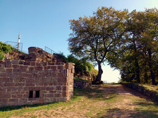 Die Burgruine Lemberg bei Pirmasens, Rheinland-Pfalz. Aussicht vom Premiumwanderweg Lemberger Graf-Heinrich-Weg. 