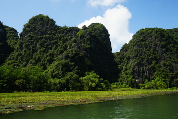 Tam Coc River Boat Tour in Ninh Binh, Vietnam - ベトナム ニンビン タムコック ボート 川下り