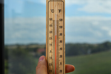 Drewniany termometr wewnętrzny pokazuje wysoka temperaturę  - obrazy, fototapety, plakaty