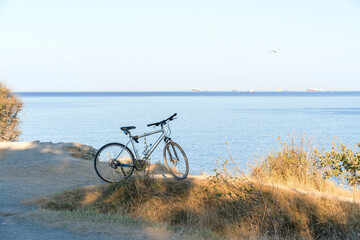Obraz premium Mountain bike on the coastline against the background of blue sky and sea. No people. High quality photo