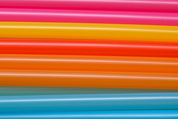 Kolorowe plastikowe rurki ułożone obok siebie deseń tekstura - obrazy, fototapety, plakaty