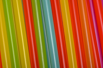 Kolorowe tło z intensywnych barw plastikowych słomek  - obrazy, fototapety, plakaty