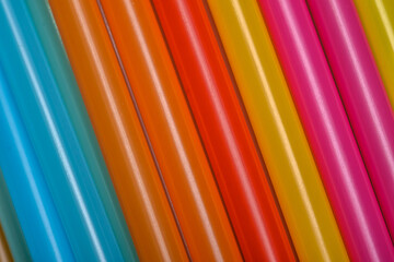 Kolorowe plastikowe słomki z bliska, barwne tło