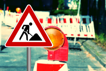 Verkehrsschild und Absperrung an einer Baustelle	
