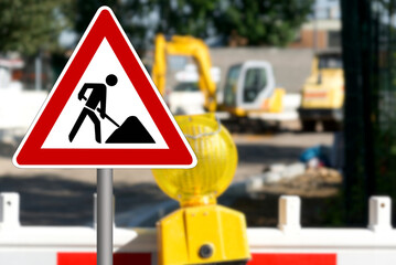 Verkehrsschild und Absperrung an einer Baustelle	