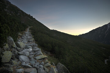 Droga, szlak po zachodzie słońca w górach, Tatry Wysokie.