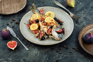 Delicious dorado fish baked with figs.