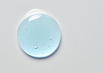 白い背景に浮かぶ水滴