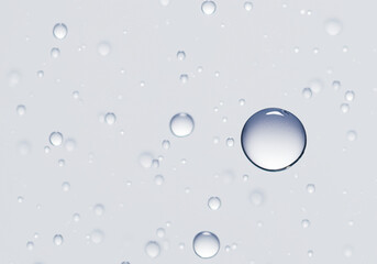 白い背景に浮かぶ水滴
