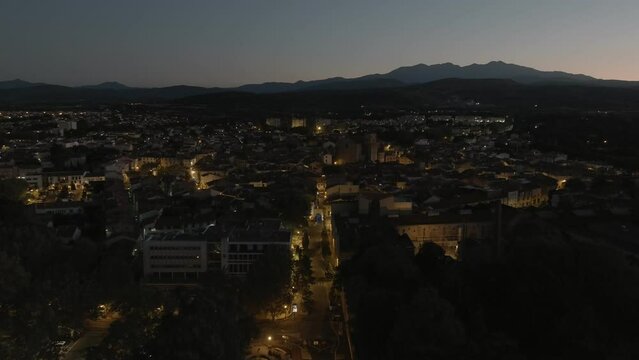 cr&eacute;puscule sur la ville de Thuir vu de drone
