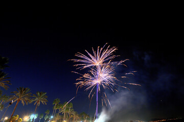fuegos artificiales durante las fiestas de los pueblos a la orilla de la playa 