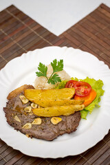 Bife de boi com Batatas arroz e salada