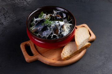 Cooked mussels in a saucepan.