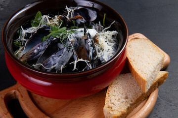 Cooked mussels in a saucepan.