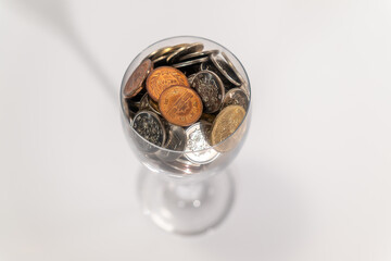 ワイングラスに入った日本円の硬貨