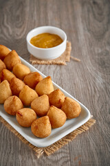 Salgadinhos de festa. Coxinha,  salsicha, bolinho de carne, pastel, bolinha de queijo. Croquete. Snacks. Petiscos.