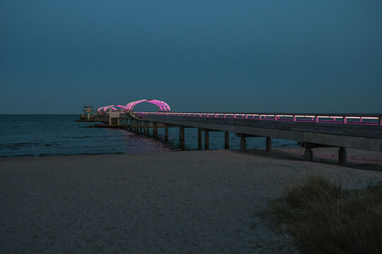 Lichtillumination an der Seebrücke Kellenhusen nachts