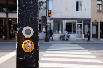 Système d'aide audio avec un bouton poussoir pour piétons malvoyants à Montréal, Canada