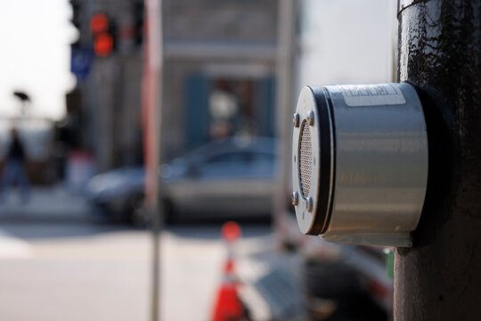 Gros plan d'un syst&egrave;me d'aide audio pour pi&eacute;tons malvoyants &agrave; Montr&eacute;al, Canada