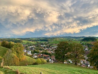 Gemeinde Huttwil - Blick auf das Dorf im Kanton Bern, Schweiz - ländlich im Grünen