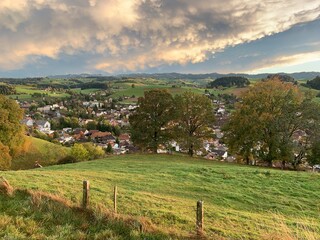 Gemeinde Huttwil - Blick auf das Dorf im Kanton Bern, Schweiz - l&auml;ndlich im Gr&uuml;nen