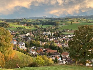 Gemeinde Huttwil - Blick auf das Dorf im Kanton Bern, Schweiz - mitten in der Natur, Wald und Wiesen - obrazy, fototapety, plakaty