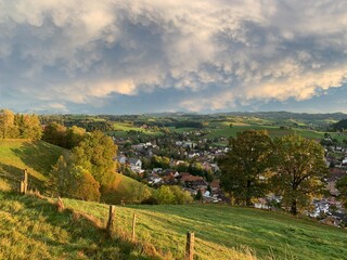 Gemeinde Huttwil - Blick auf das Dorf im Kanton Bern, Schweiz - mitten in der Natur, Wald und Wiesen