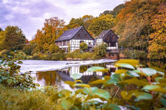 Bergisches Land in seiner voller Herbst Kraft, mit Wupper Wasserfall und Wipperkotten am 21.10.2023
