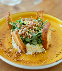 tzatziki de bulbo de hinojo con rucula, granada y nueces