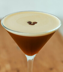 Cocktail espresso martini que se toma fría y se hace con café expreso, licor de café y vodka