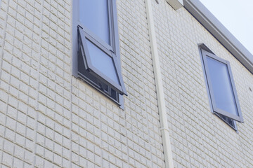 自然換気窓　突き出し窓　縦滑り出し窓