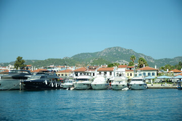 Obraz premium Yachts at the pier near the lighthouse.