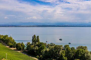Vue sur le Lac de Neuch&acirc;tel et les vignobles de Bevaix en Suisse