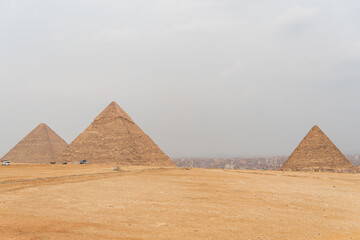 Giza's trio: Ancient wonders on Egypt's plateau, a testament to architectural brilliance and mysteries of a bygone civilization. - obrazy, fototapety, plakaty