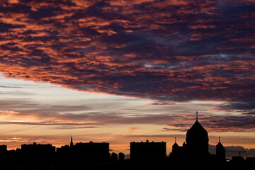 Fototapeta premium spectacular red clouds over a dark city