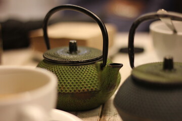 Obraz na płótnie Canvas Green and blue teapots in tea shop