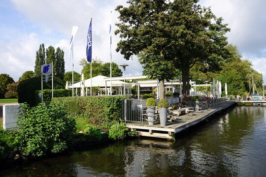 Das Restaurant AltsterCliff am F&auml;hrdamm 13 im Herbst bei Sonnenschein an der Au&szlig;enalster am 05.10.2023 iim Stadtteil Harvestehude an der Alster in der Hansestadt Hamburg