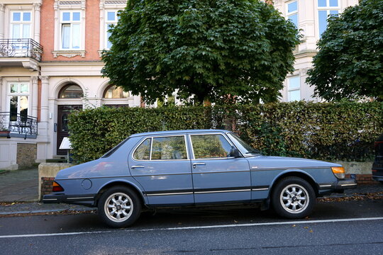 Saab 900 Sedan Vierzylinder Turbo der Achtzigerjahre in Blaugrau am 05.10.2023 in der Alsterchaussee im Stadtteil Harvestehude an der Alster in der Hansestadt Hamburg